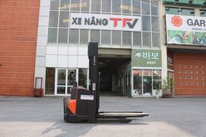 Xe nâng tay cao chạy điện dạng Stacker hiệu BT, model: SWE140, khung FSV 4105, năm sản xuất 2017.